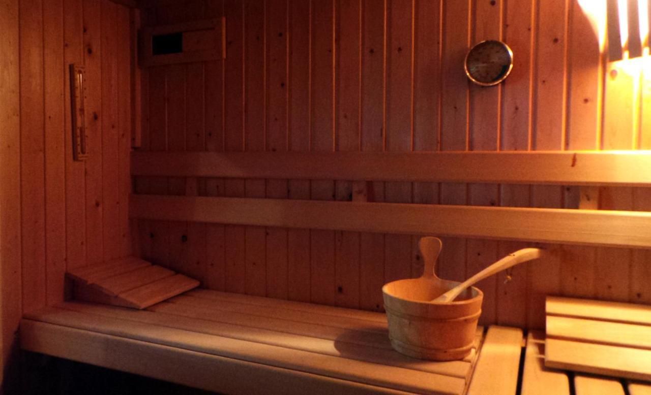 De Kapiteinshut Aan De Rivier Met Xl Ligbad En Sauna Lekkerkerk Εξωτερικό φωτογραφία